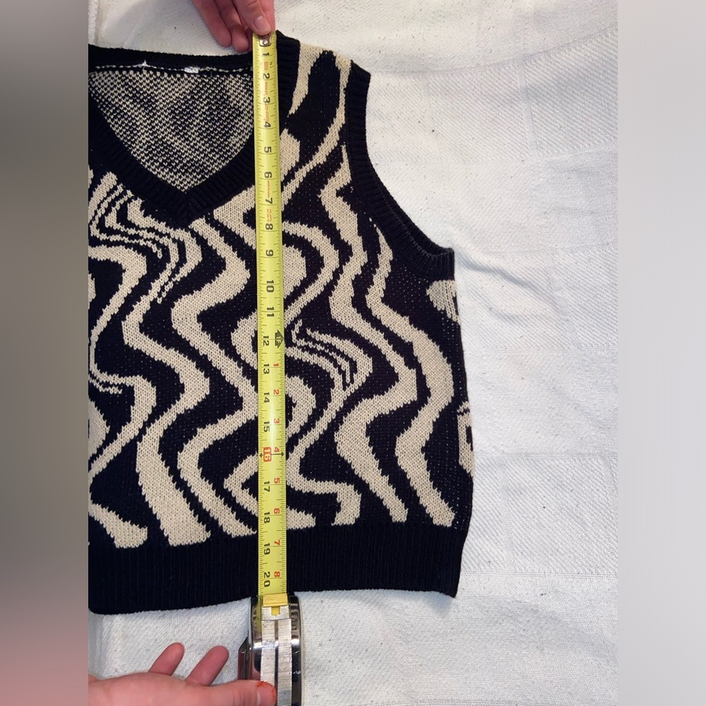 Wavy Design Sweater Vest